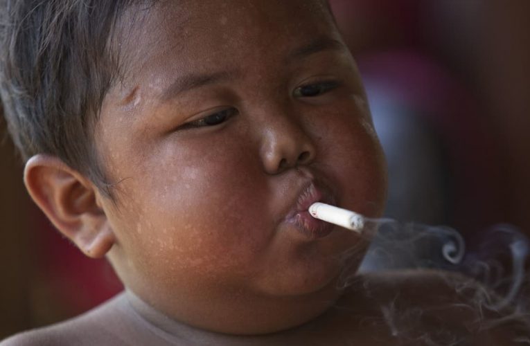 一個蹣跚學步的孩子每天抽40支煙：全世界都知道他！看看它現在是什麼樣子